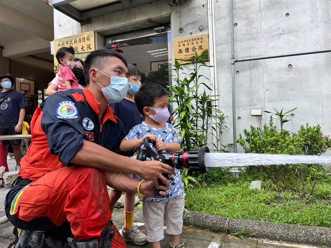 新北市消防局特搜大队举办「小小特搜员体验活动」。（新北市消防局提供）