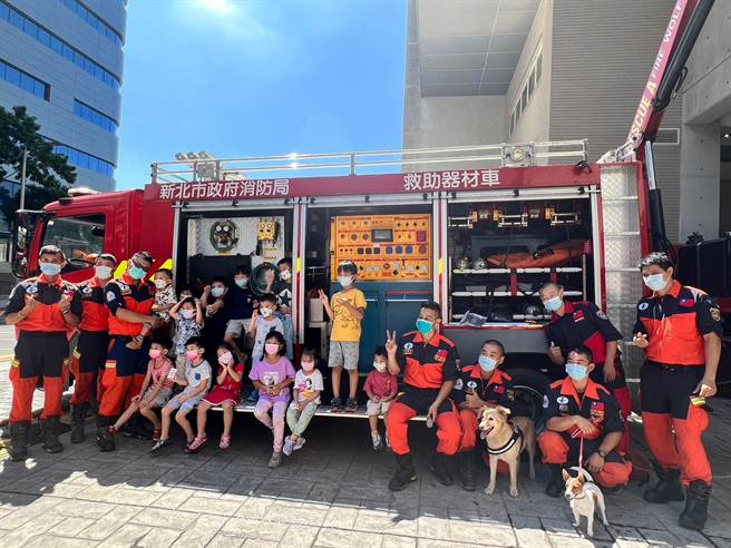 新北市消防局特搜大队举办「小小特搜员体验活动」。（新北市消防局提供）