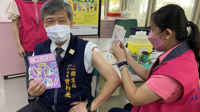 流感疫苗开打，台中市卫生局长曾梓展（左）带头施打，呼吁民眾踊跃施打。（陈淑芬摄）