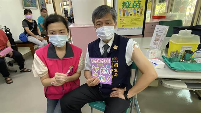 流感疫苗开打，台中市卫生局长曾梓展（右）带头施打，呼吁民眾踊跃施打。（陈淑芬摄）