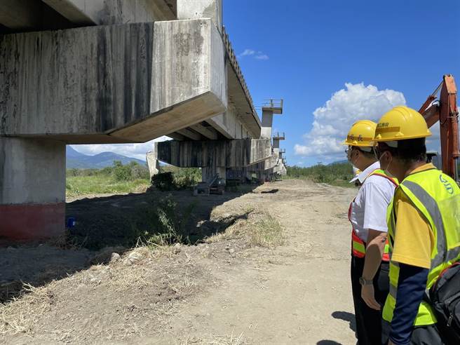 台铁东里站、新秀姑峦溪桥、以及乐乐溪桥受损严重，台铁局长杜微现勘。（台铁局提供）