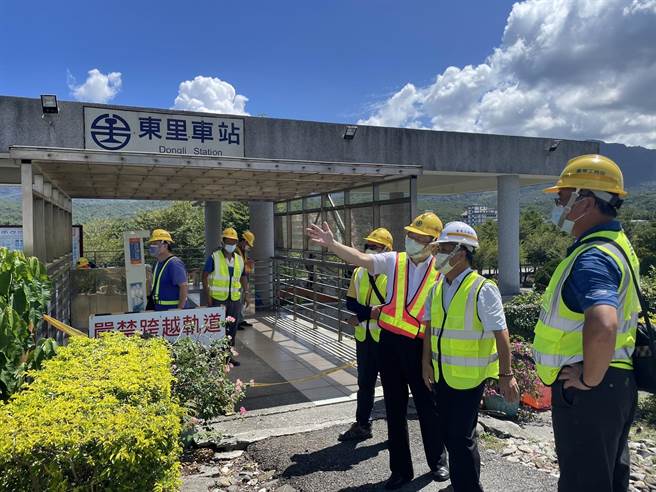 东里站被震毁，月台塌陷，连日来拆除，台铁局长杜微与技师到场会勘交换意见。（台铁局提供）