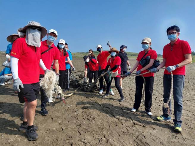 因疫情停办1年的新竹市「向海致敬─秋季净滩活动」1日一大清早登场，今天有近千人参加，1个上午共清理约3吨垃圾及0.8公吨资源物，眾心齐力维护海岸环境。（陈育贤摄）