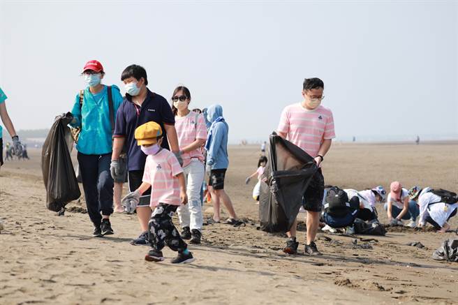 因疫情停办1年的新竹市「向海致敬─秋季净滩活动」1日一大清早登场，今天有近千人参加，1个上午共清理约3吨垃圾及0.8公吨资源物，眾心齐力维护海岸环境。（陈育贤摄）