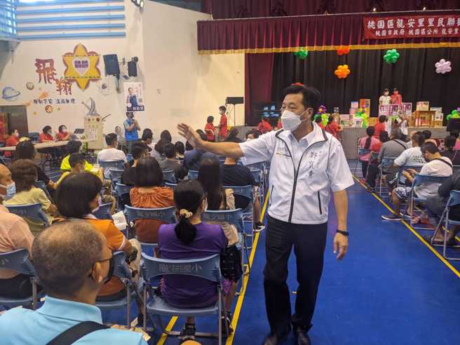 无党籍桃园市长参选人郑宝清(中)。(图取自郑宝清脸书)