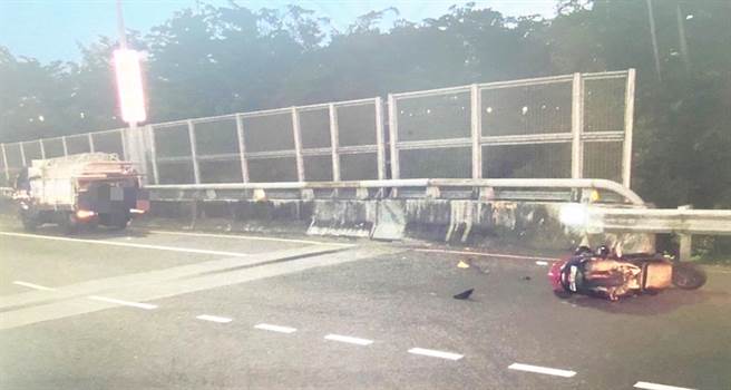 外埔区昨晚发生黄男一家三口直撞迴转小货车，造成黄男3岁的女儿脑震盪、妻子颅内出血，肇事原因？正警方厘清调查中。（民眾提供）