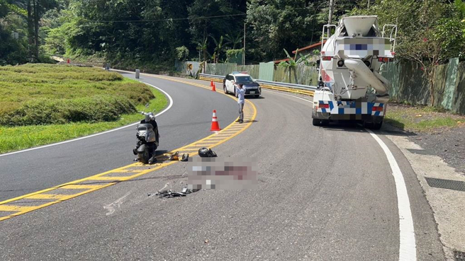 16岁周姓女子当时骑着跟男友借来的机车因不明原因打滑自摔至对向车道，遭一辆混凝土搅拌车迎面撞上。（警方提供／李奇叡新北传真）