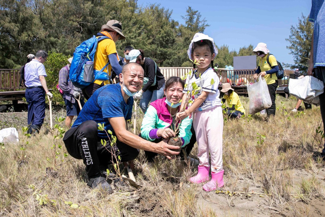 中信银行同仁携家带眷参加种树活动，希望将环境保育观念向下扎根。（图／中信银行提供）