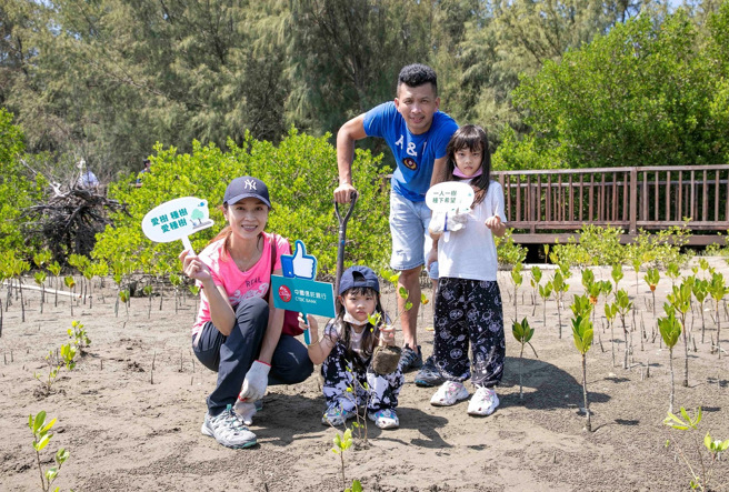 分行同仁廖羿雅带着先生及两位女儿参加种树活动，让她们学习如何爱护大自然。（图／中信银行提供）