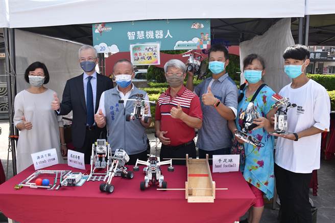 阅读好酷嘉年华活动安排有机器人摊位。（谢明俊摄）