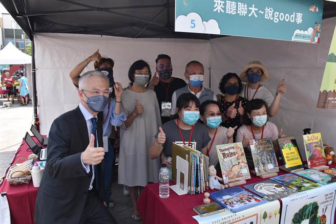 苗栗国立联合大学也在阅读好酷嘉年华活动设立阅读摊位。（谢明俊摄）