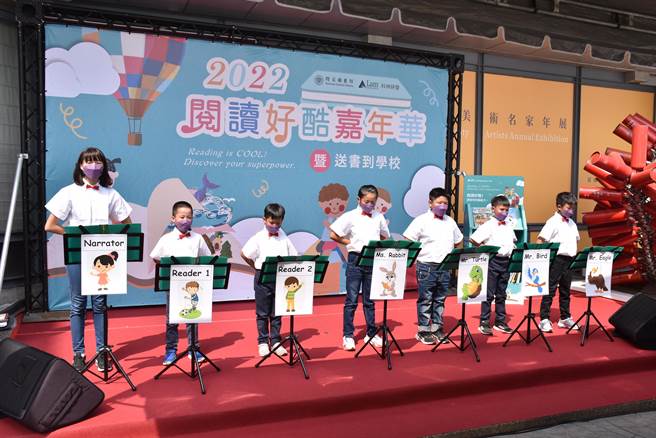 卓兰镇双连国小学生表演英文会话。（谢明俊摄）