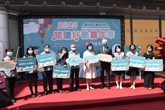 科林公司总经理郭伟毅赠送英文得奖图书给6所偏乡中小学。（谢明俊摄）