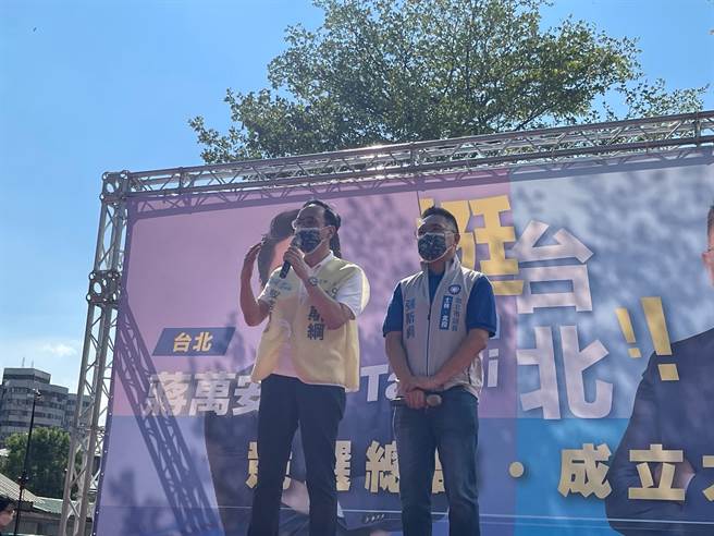 國民黨主席朱立倫說，真是不可思議，院長跟總統兩人涉及關說、國家級弊案，竟敢在國會當中說不必查，他是在暗示或明示這些檢調單位嗎？（朱立倫辦公室提供／游念育台北傳真）