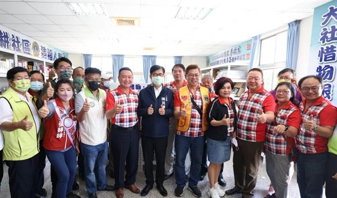 高雄市長陳其邁（前左五）1日到大社區參加重陽敬老活動。（高雄市新聞局提供／林瑞益高雄傳真）