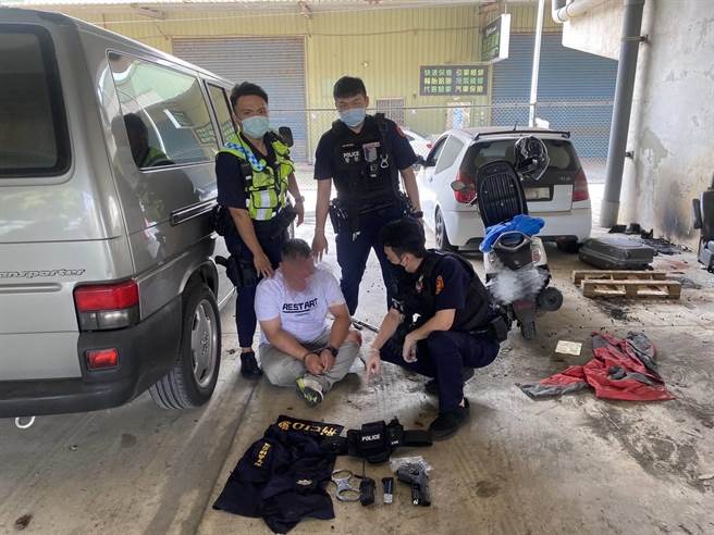 桃园市39岁锺姓男子多年前因为因偽造文书及偽造有价证券遭检方通缉，警方30日下午掌握行踪将其逮捕，竟在其住处起出刑警背心、瓦斯枪、枪腰带及无线电等物品。（翻摄照片）