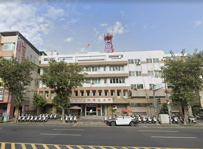 鼓山区一名男子1日下午疑似偷机车被民眾发现报警，警方赶抵现场围捕时，偷车贼竟抽出双刀威吓，最后在内惟派出所前被优势警力压制逮捕，员警还在嫌犯身上搜出汽油弹，目前正在侦讯中。（取自GoogleＭap／袁庭尧高雄传真）