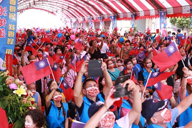 台中市长卢秀燕今天行程满檔，为多位参选人助选，也受到民眾热烈欢迎。（卢秀燕竞选总部提供／张亦惠台中传真）