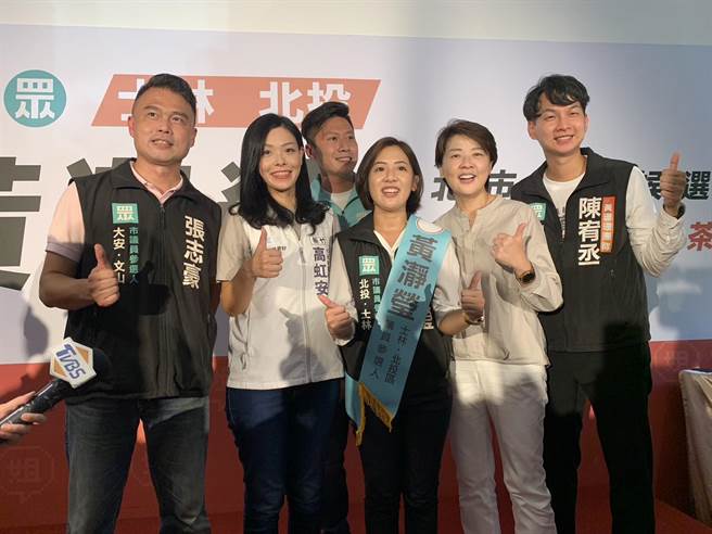 无党籍台北市长参选人黄珊珊1日扮演母鸡连跑4行程，到士林、北投区助阵「学姊」黄瀞莹时，新竹市长参选人高虹安还惊喜现身。（黄婉婷摄）