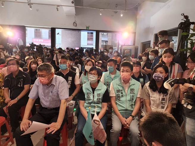 台北市长柯文哲首次在台北与黄珊珊、高虹安三人合体。（黄婉婷摄）