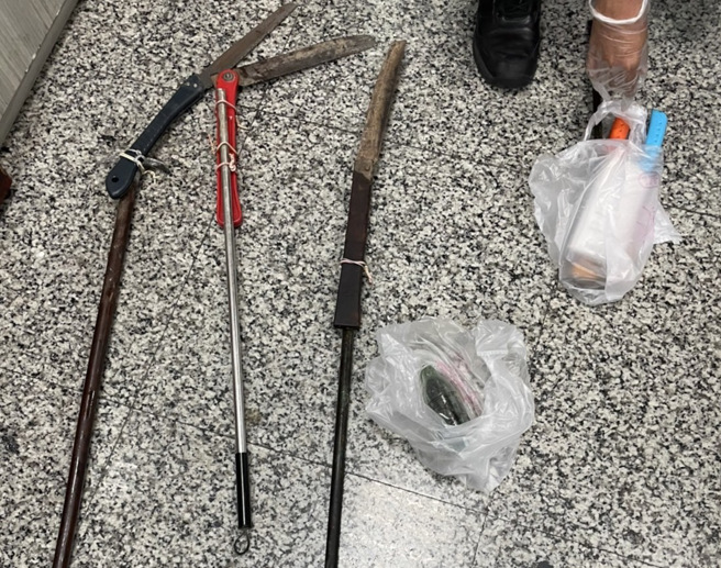 鼓山区一名男子1日下午疑似偷机车被民眾发现报警，警方赶抵现场围捕时，偷车贼竟抽出双刀威吓，最后在内惟派出所前被优势警力压制逮捕，员警还在嫌犯身上搜出汽油弹，目前正在侦讯中。（高市鼓山警分局提供／袁庭尧高雄传真）