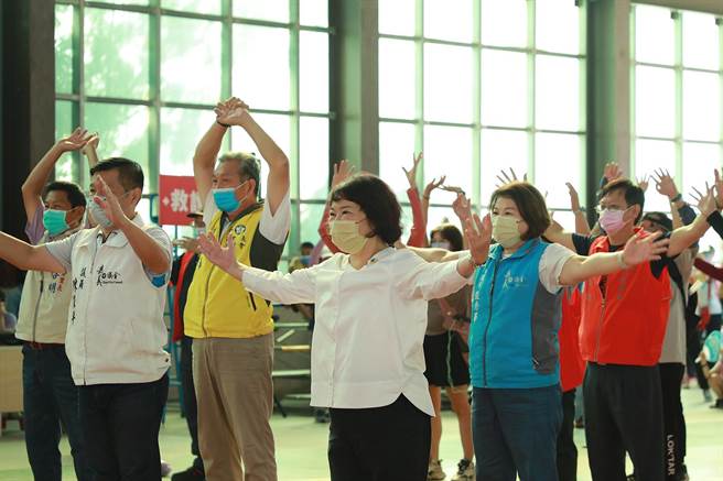 嘉义市长黄敏惠（右）与大家一起做暖身操。（嘉义市政府提供／廖素慧嘉市传真）
