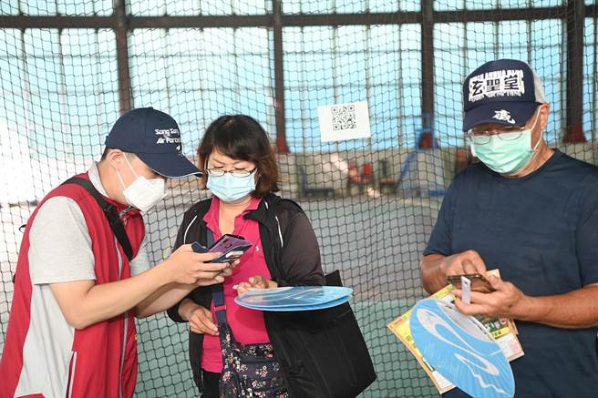 嘉义市卫生局办理健走寻宝活动，指导民眾下载APP。（嘉义市政府提供／廖素慧嘉市传真）