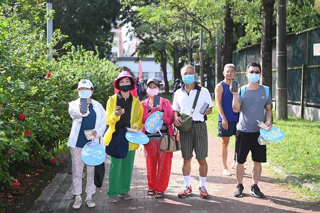 民眾下载APP寻宝。（嘉义市政府提供／廖素慧嘉市传真）