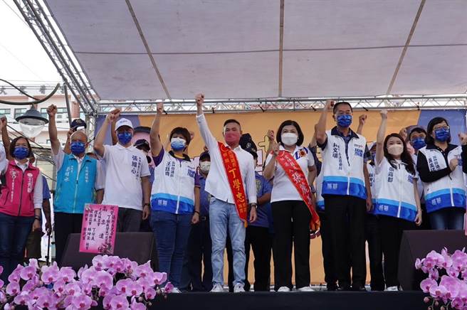 寻求连任的云林县长张丽善（前右四）成立虎尾竞选总部。（张丽善竞选团队提供／张朝欣云林传真）