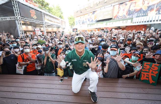 统一狮老将潘武雄「最后一武」赛前为55名球迷签名。（中央社）