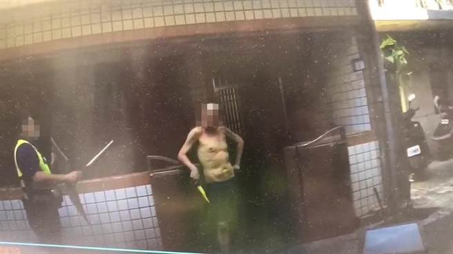 新北市瑞芳1日发生男子挥刀叫嚣事件，警方用盾牌将男子压制后，强制送医。（新北市警察瑞芳分局提供／张志康基隆传真）