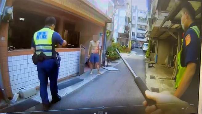 新北市瑞芳1日发生男子挥刀叫嚣事件，警方用盾牌将男子压制后，强制送医。（新北市警察瑞芳分局提供／张志康基隆传真）