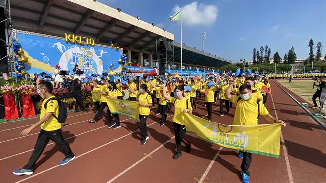 金酒公司今(1)日舉辦「70如金」員工運動會，各部門員工獨具特色的「創意進場」為活動揭開序幕(于家麒攝)