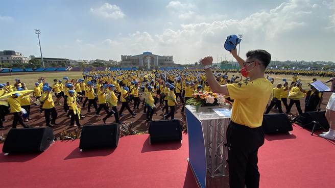 金酒公司董事長黃怡凱於台上為所有進場員工加油打氣，為部門爭取佳績(于家麒攝)