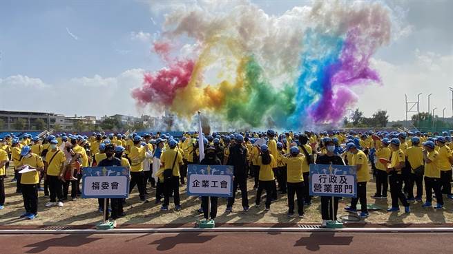 活動開場大會釋放5色雲彩煙霧，吸引全場目光(于家麒攝)