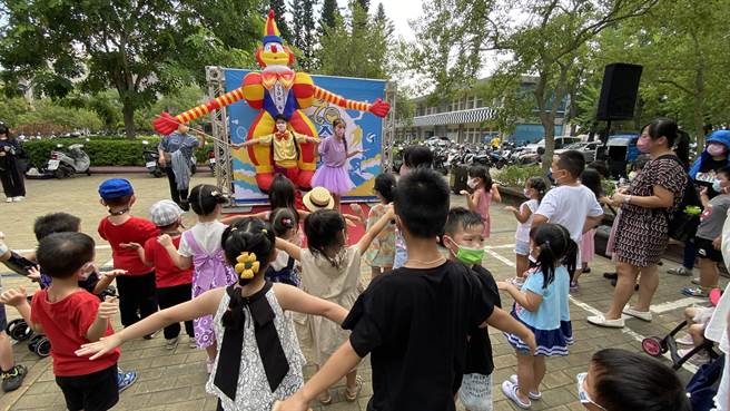 會場旁安排多種親子遊戲區及魔術表演等攤位，讓員工眷屬享受美好的親子時光(于家麒攝)