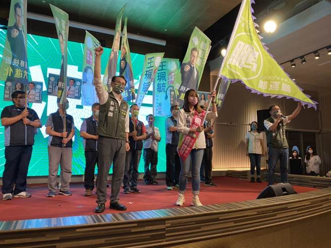 民进党桃园市长参选人郑运鹏（左）今出关，一天连跑多场后援会成立行程。（蔡明亘摄）