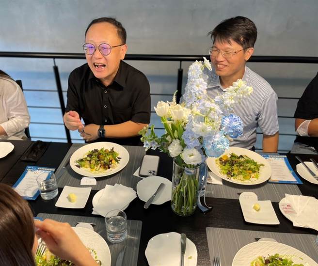 高雄市副市长史哲（左）与农业局副局长王正一（右）在明日超商店内品尝佳肴。（高雄市农业局提供／林瑞益高雄传真）