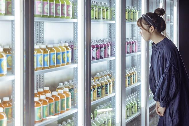 《K38 Go Hi Mart明日超商》的四季饮料区相当吸引民眾的眼球。（高雄市农业局提供／林瑞益高雄传真）