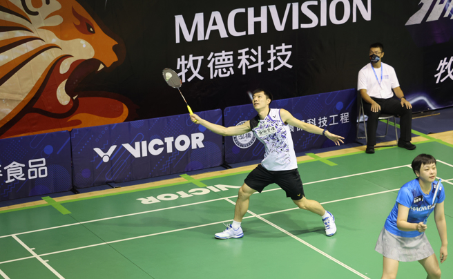 「羽球王子」王子维（左）亮相牧德杯企业羽球排名赛。（牧德科技提供）
