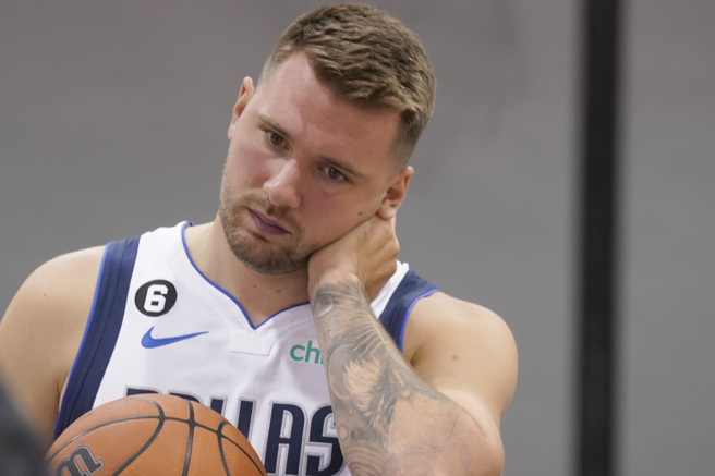 这个夏天东契奇(Luka Doncic)相当忙碌，代表斯洛维尼亚国家队出战世界杯资格赛及欧锦赛。(美联社)