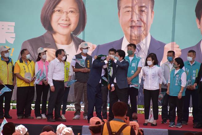 参选造桥乡长的古育志（左2）、以及参选竹南镇长的康世儒（左5）都选择靠拢绿营。（谢明俊摄）