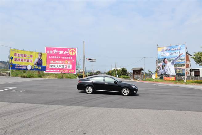 后龙镇长竞争，有如县长选战的延伸，在后龙各大路口都可见到两名对手所设竞选看板相互对峙。（谢明俊摄）