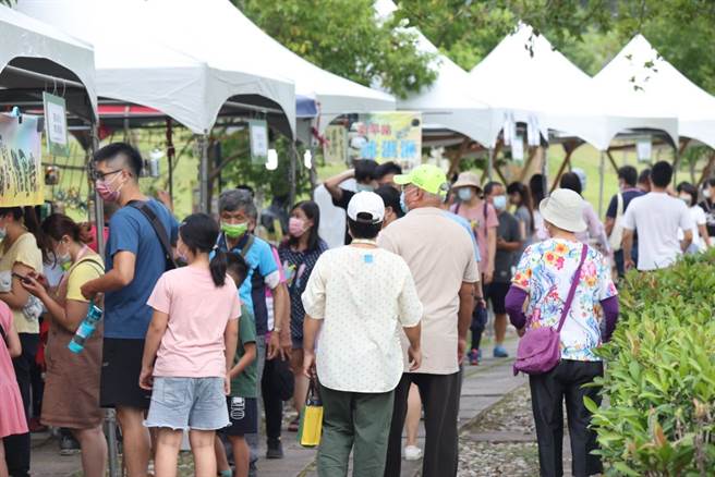 2022慈湖火舞光影季开幕，现场涌入大批游客。（观旅局提供／蔡明亘桃园传真）