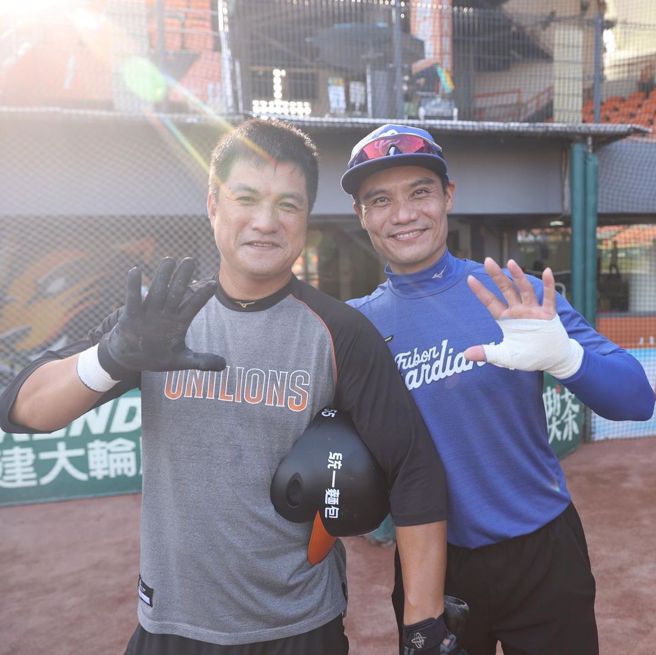 王胜伟（右）IG帐号「失而復得」，1日赛前发文祝福潘武雄。（王胜伟提供）
