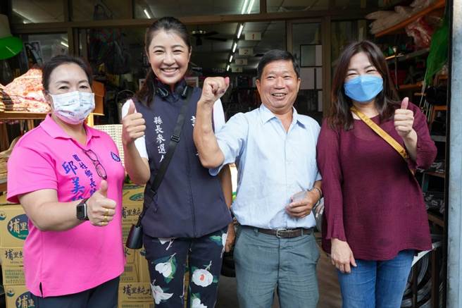 立委马文君陪南投县长参选人许淑华、国姓乡长参选人邱美玲扫街拜票。（民眾提供／杨静茹南投传真）
