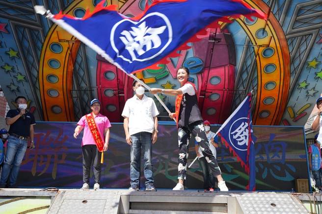 南投县参选人许淑华国姓联合竞选总部成立，南投县长林明溱授战旗。（民眾提供／杨静茹南投传真）