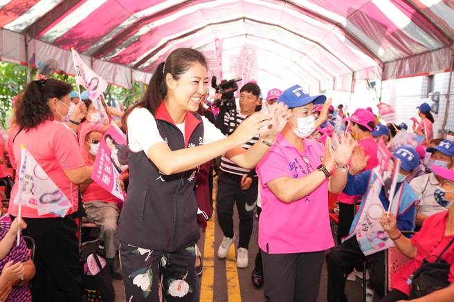 许淑华、邱美玲进场时，受到支持者热烈欢迎。（民眾提供／杨静茹南投传真）