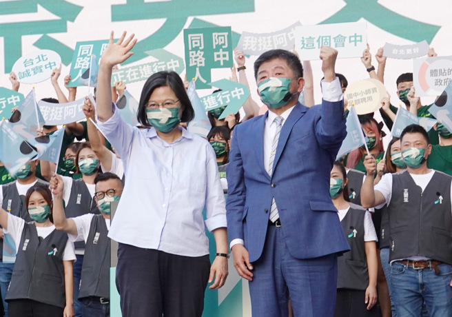 蔡英文总统1日出席民进党台北市长参选人陈时中竞选总部成立大会并上台致词。（姚志平摄）