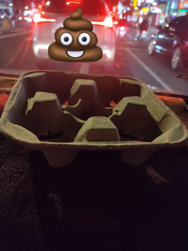 原来臭味来源是避免饮料打翻的环保杯架。（图／翻摄自FB爆怨公社）